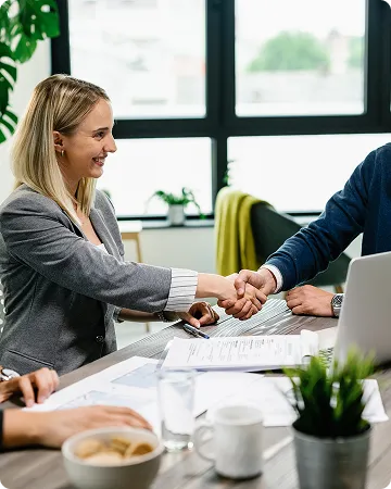Especialista en financiamiento de Better Rise Capital estrechando la mano de un dueño de negocio
