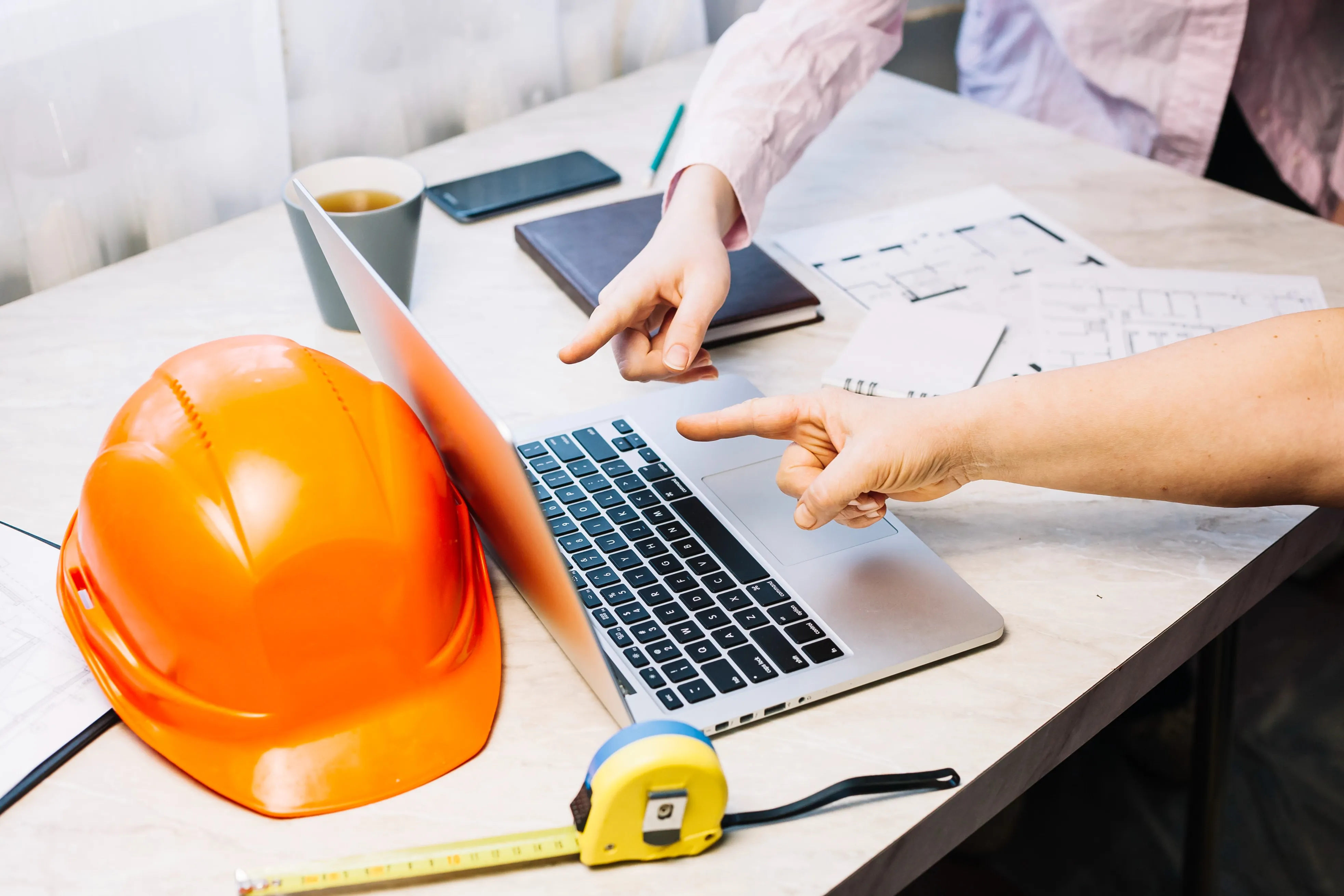 Casco, herramientas y planos para la compra de equipo de construcción